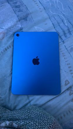 IPAD A16 ( CLEAN/BARELY USED)