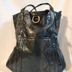Black Attention Woman's Purse Faux Snake Skin The Black Attention Woman's Purse is a stylish and versatile accessory for any occasion. Made from faux 