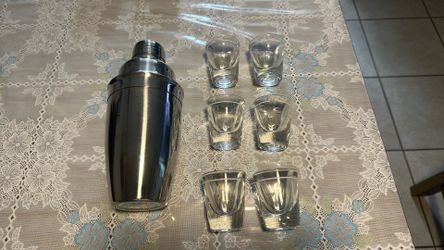 Cocktail Shaker And Shot Glasses (6)