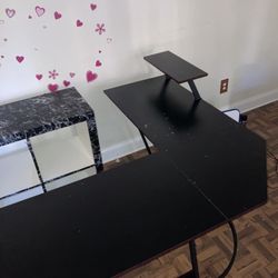 Corner desk to study or work.