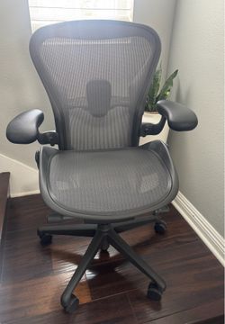 Herman Miller Aeron chair w/ chrome base. Size B Color: Graphite