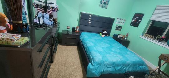 Queen bedroom with mattress 