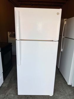 GE refrigerator in excellent condition; everything works very well.