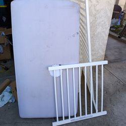 HARDLY used crib and mattress ONLY $40