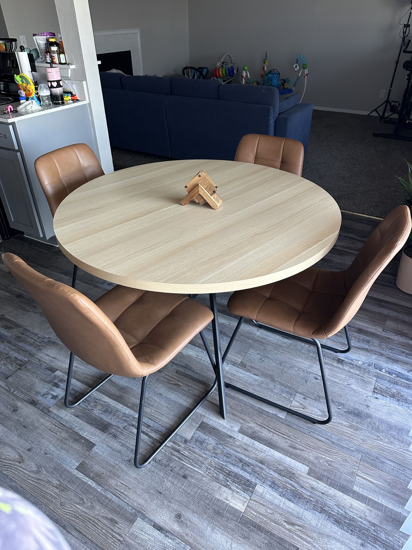 Modern round dining table with 4 chairs in great condition
