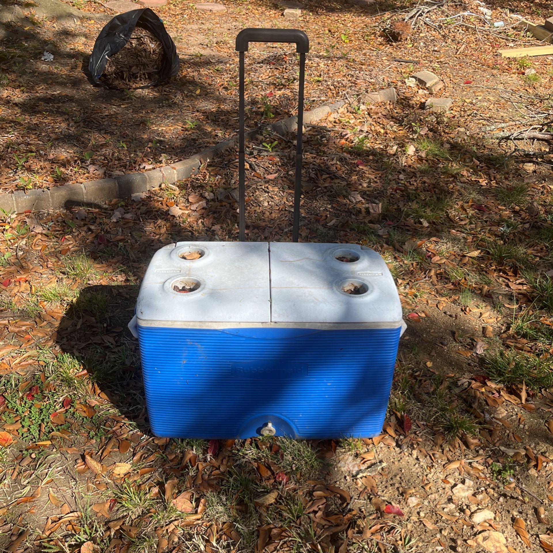 Rubbermaid Cooler with Wheels