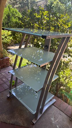 4 glass shelves in stand, great condition