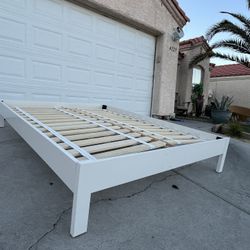 West Elm Simple Queen Size Bed Frame ( White )