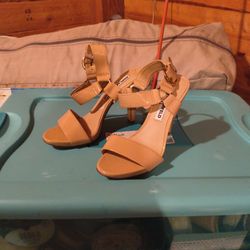 Karl Lagerfeld Nude Heels Size 6. OPEN TO OFFERS 