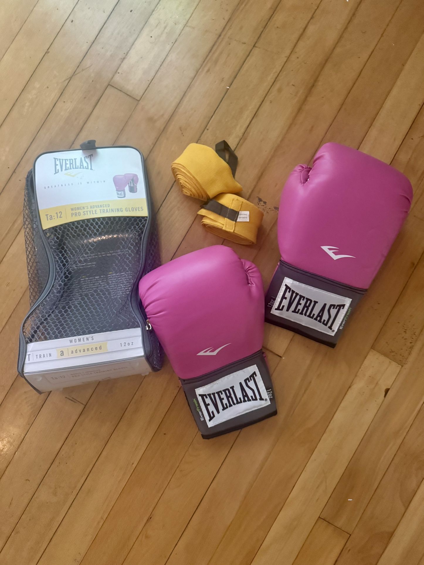 EVERLAST Pro Style Boxing Gloves Womens 12 oz. Pink