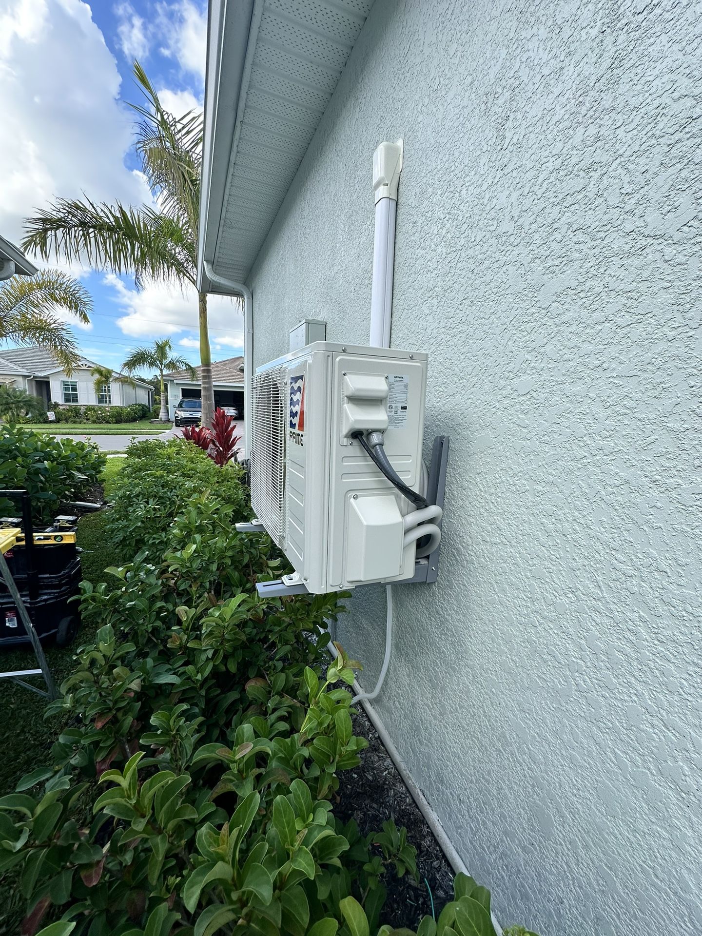 Installation of mini-split air conditioning systems π§ I install mini-split systems with cover and circuit breaker, including electrical installation