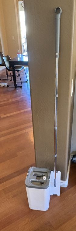 Flat microfiber mop with bucket. Pickup Happy Valley/67th Ave