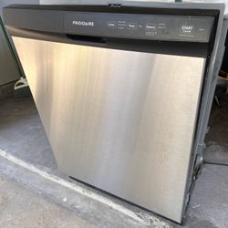 Dishwasher Frigidaire 24” like new