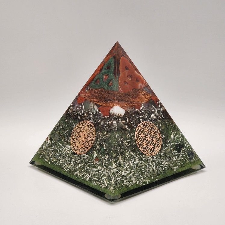Celtara Orgonite Pyramid – Jasper, Agate, Aventurine, Quartz, Amethyst & Copper Geometry
Description:
The Celtara pyramid is a large handmade orgonit