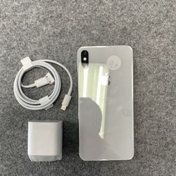 Iphone Xs 64 Gb | Unlocked | Comes with Store warranty | Free charger and Cable 