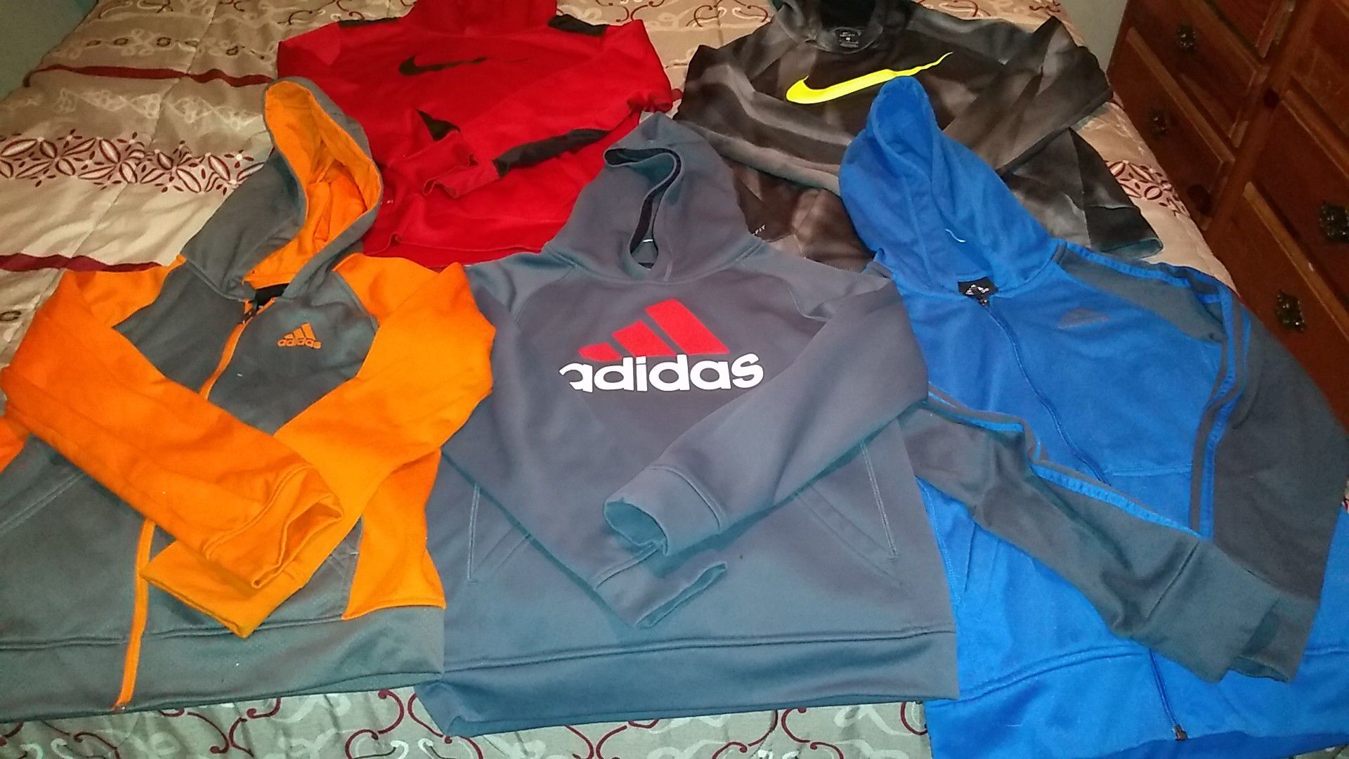 2 NIKE,( 1 therma fit ) , ( 1 dry fit) hoodies. Size XL , TG , EG. 3 Adidas hoodies. Size XL