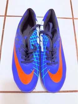 Soccer shoes
