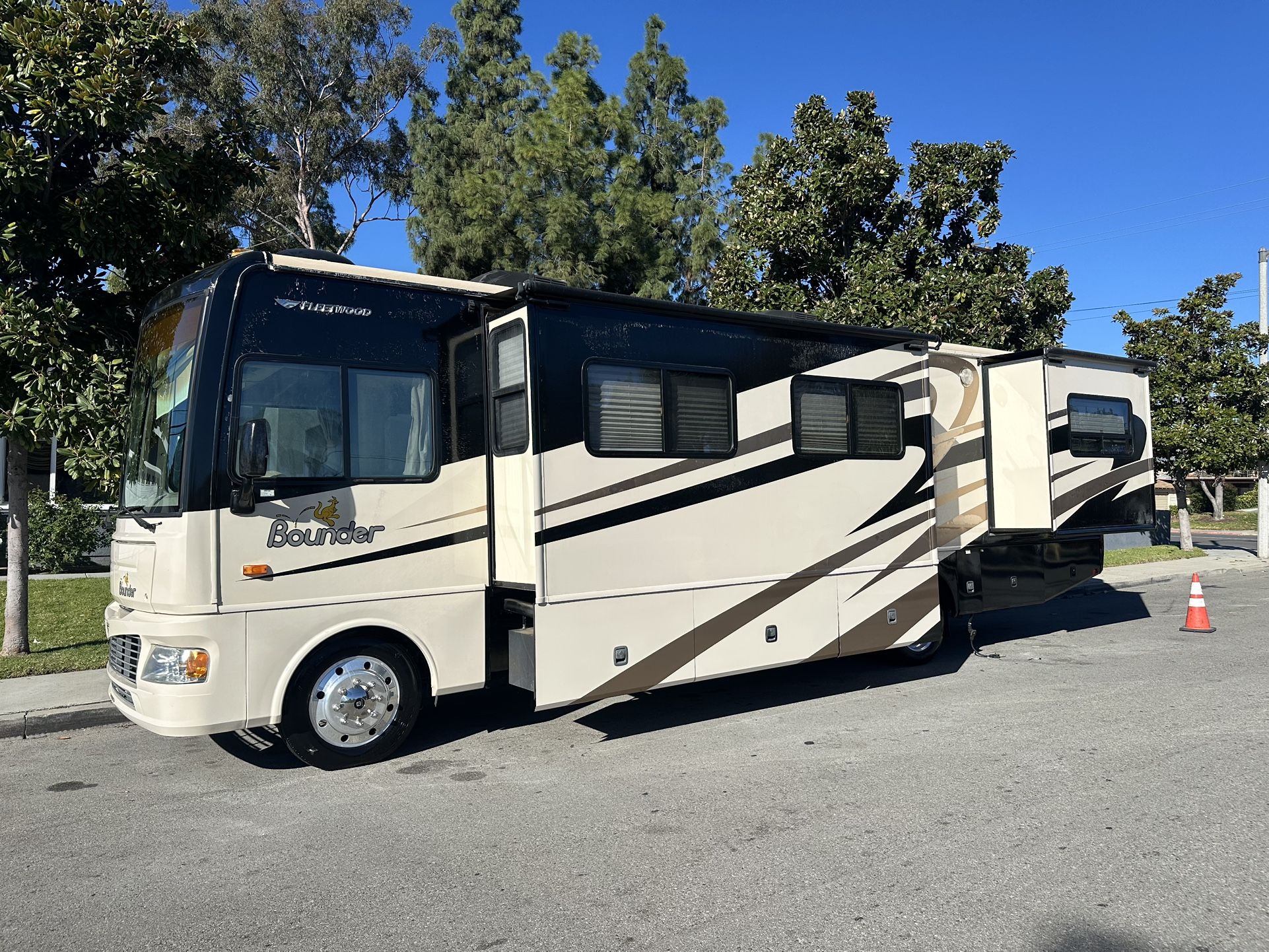 2008 Fleetwood Bounder 34G
