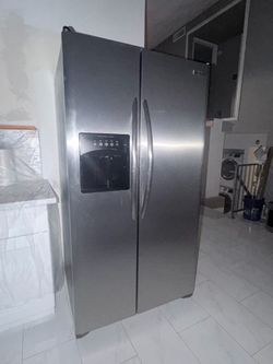 Fridgaire fridge by Electrolux refrigerator