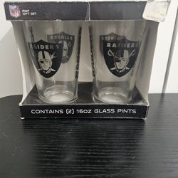 set of Las Vegas Raiders 16oz Gameday Pint Glasses. 