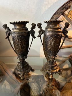 HERMOSA PAREJA DE ANFORAS ANTIGUAS  DE BRONCE A REL I EVE
