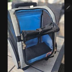 Snoozer Roll Around 4 in 1 Travel Carrier.  The item is for Animals.  Size Small/Medium
