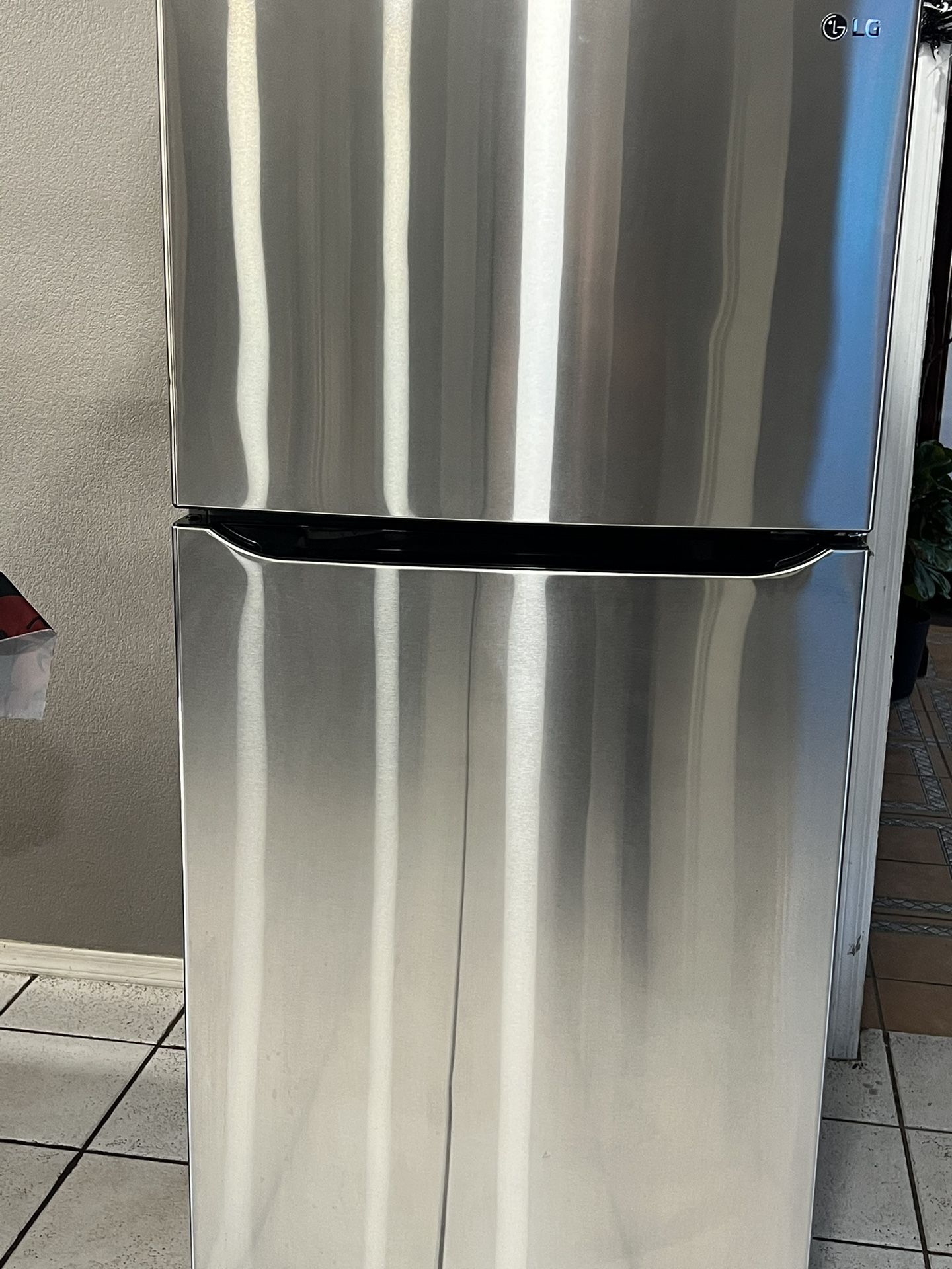 LG 20.2-cu ft Top-Freezer Refrigerator