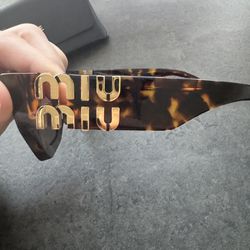 MIU MIU - Miu Glimpse sunglasses (in Celine Case)