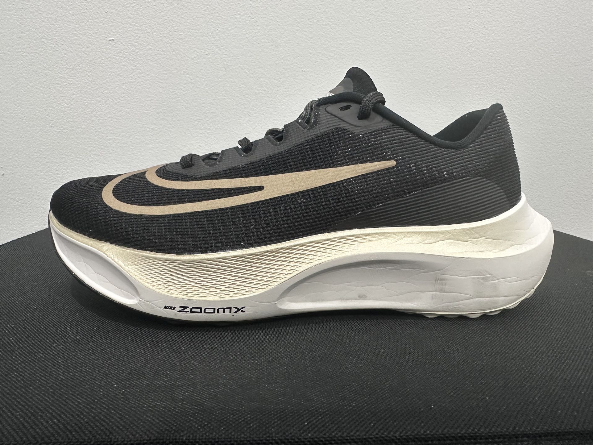 NIKE ZOOM FLY 5 BLACK WITH TAN DETAILS SIZE: 8 MENS