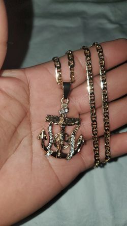 Cadena de oro laminado con dije de Jesucristo en el ancla