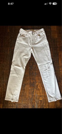White High-Waist Jeans with Distressed Hem