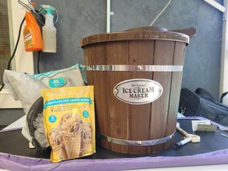 Nostalgia 4 court wood ice cream machine