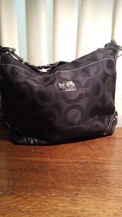 Coach purse , is missing the inside lever of the zip.