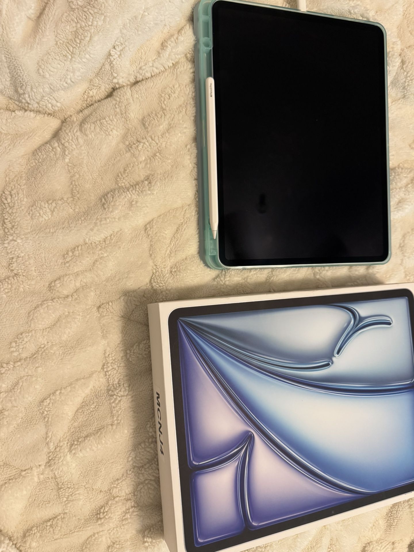 Selling my 13-inch iPad Air (128GB, WiFi) in excellent condition. Comes with the Apple Pencil (2nd Gen) and the original box/packaging. Barely used,