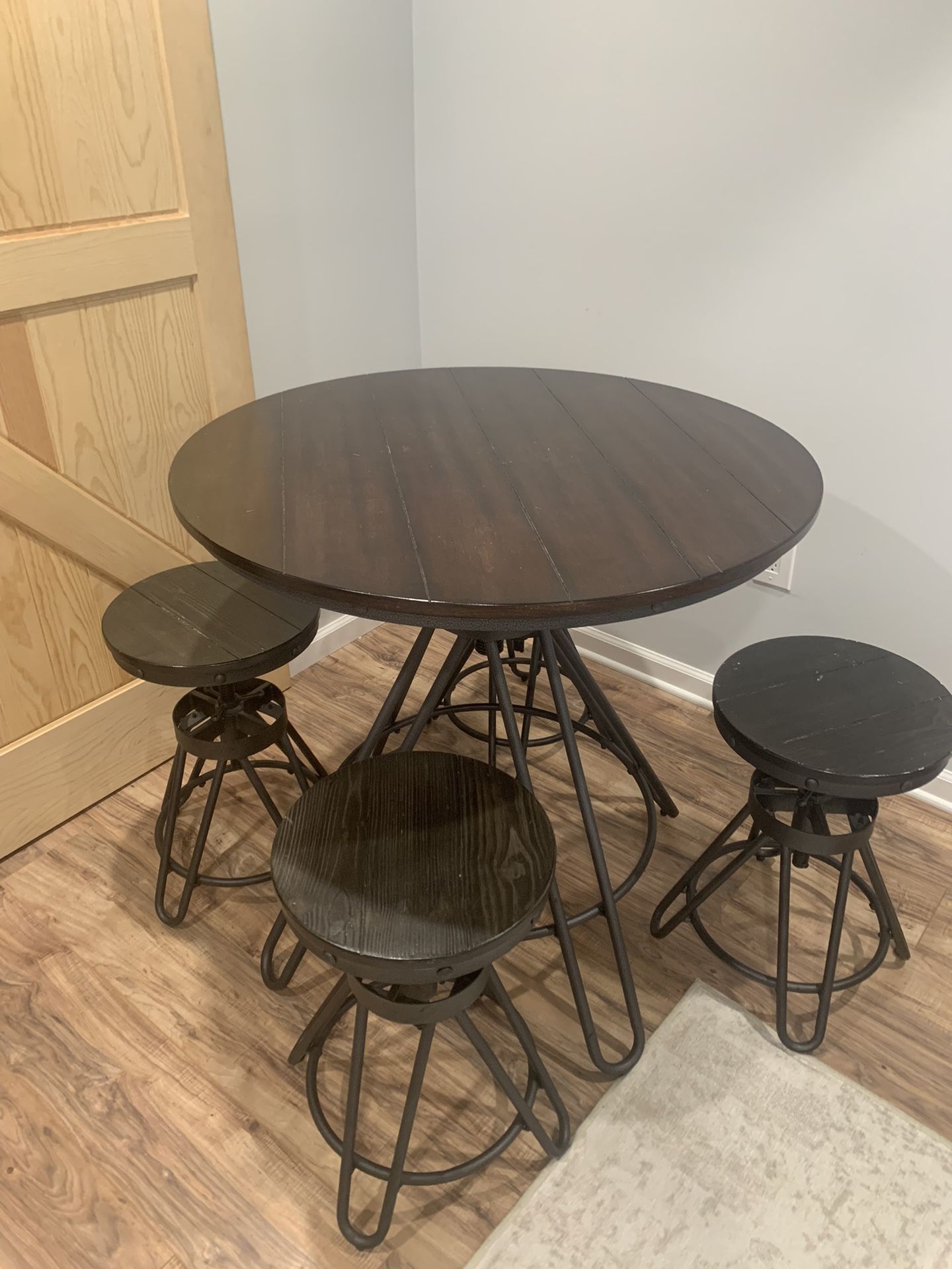 Round Kitchen Table and 4 Chairs 