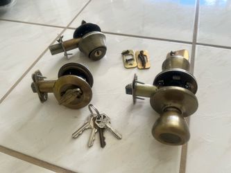 Door Knobs & Door Locks w keys
