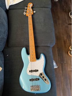 Fender Player plus 5 string  (upgraded preamp)