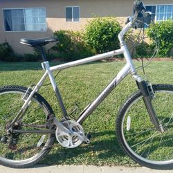 Diamondback Bicycle  Sz 26 Wheels 