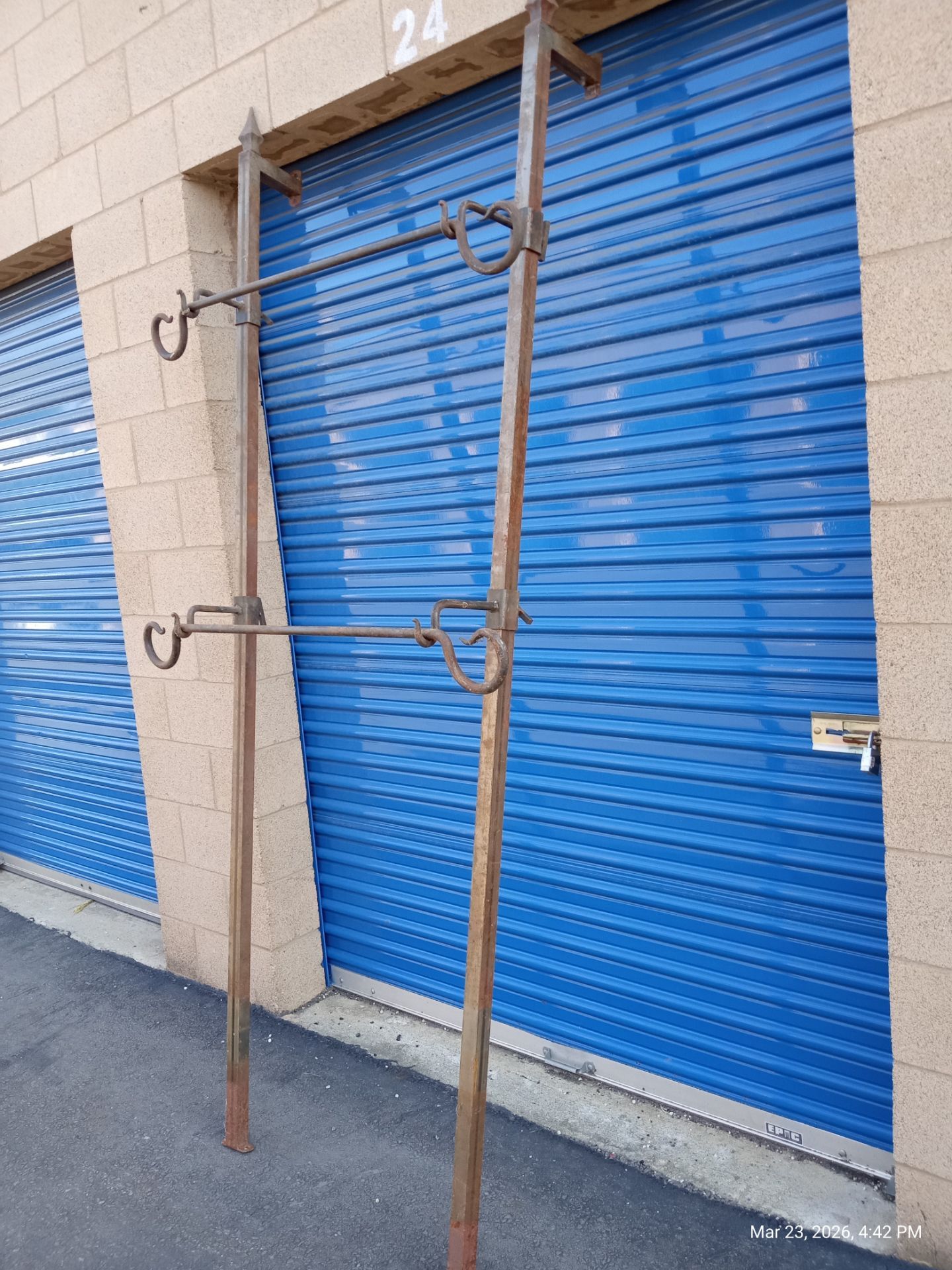 Store fixture