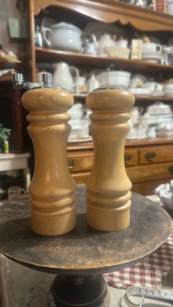 Wooden Salt and Pepper Mill Set