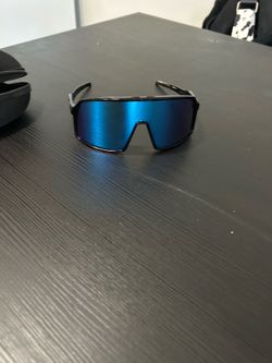 Oakley Men’s Sunglasses Black Frame Blue Mirrored Lens Case