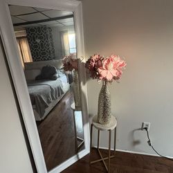 Table & Decor Vase With Flowers 
