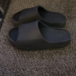 Yeezy adidas slides “onyx” size 9