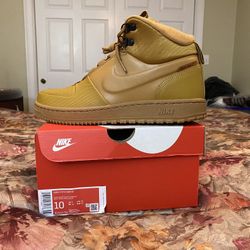 Nike Path WNTR Size 10