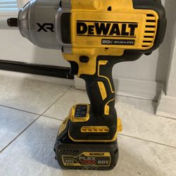 DEWALT 20V MAX Lithium-Ion Cordless 1/2 in. Impact Wrench W/flex Volt Battery