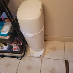 Perfectly Working Baby Diaper Genie