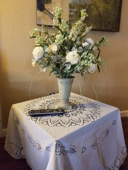 Lovely flower arrangement in lovely vase.