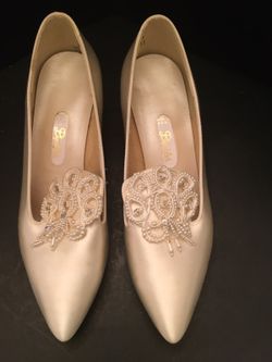 Dyeables sz 8B white with faux pearls diamonds