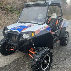2013 Razor 900 XP EFI Limited Edition Side by Side with third bump seat for two adults and a small child.   Fox shocks, new just installed mother clut
