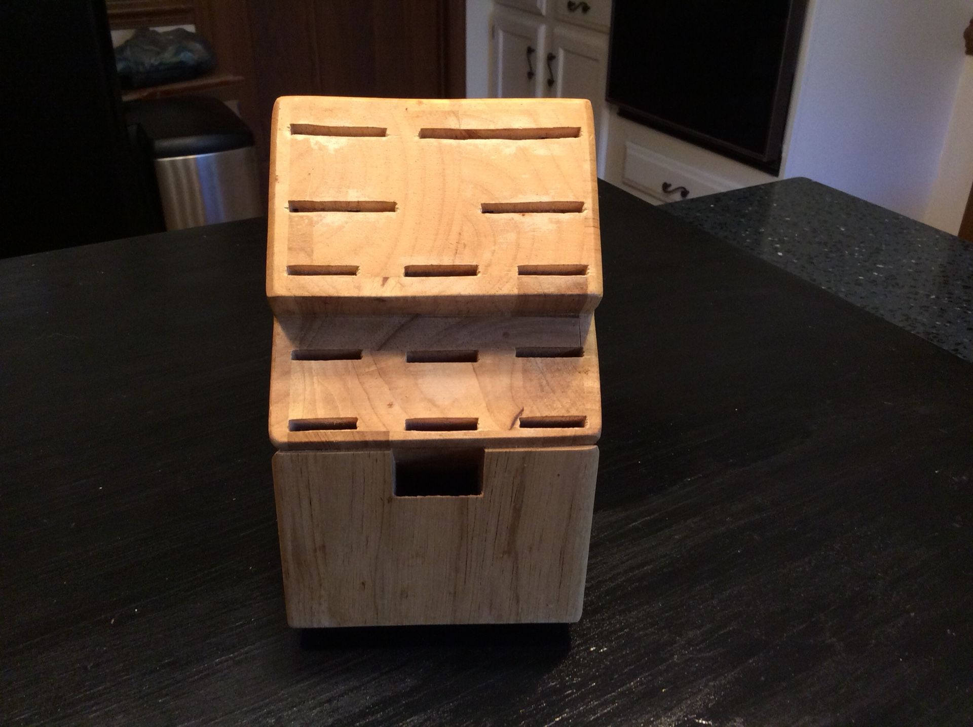 Solid wood block for kitchen knives